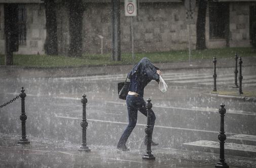 Močne padavine po državi, kaos na cestah