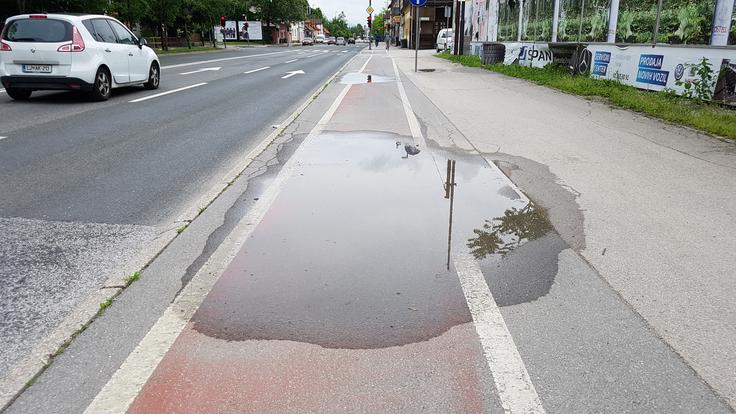 Po deževju so kolesarske steze polne luž. | Foto: Gregor Pavšič