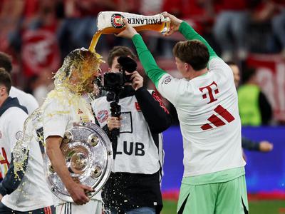 Premočeni od piva: Harry Kane dvignil prvi pokal, Thomas Müller 34., zadnjega