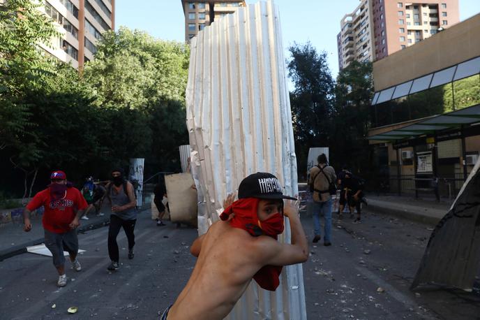 Protesti v Čilu | V nasilnih protestih v Čilu je do zdaj umrlo najmanj 19 ljudi. | Foto Reuters