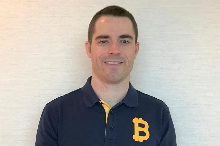 Roger Ver se je leta 2014 odpovedal ameriškemu državljanstvu in postal državljan karibske otoške državice Sveti Krištof in Nevis. Trenutno živi na Japonskem. Ver je svoje prve bitcoine kupil že leta 2011, ko so bili v primerjavi z današnjimi cenami še zelo poceni, in obogatel. Vrednost njegovega premoženja je bila pred enim letom, ko je bil bitcoin od astronomske rasti decembra lani oddaljen še nekaj mesecev, ocenjena na več kot 40 milijonov evrov. | Foto: Thomas Hilmes/Wikimedia Commons