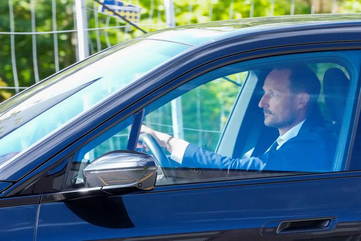 Prestolonaslednik Haakon je odhitel v bolnišnico. | Foto: Reuters