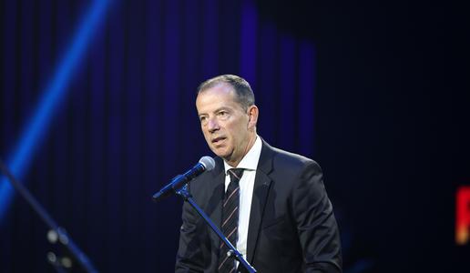 Svečano v Ljubljani: Nika in Domen Prevc prva lastnika posebnih bankovcev