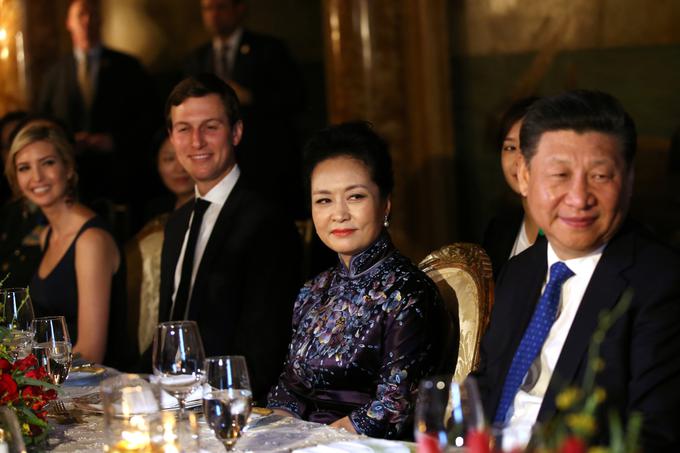 Blagovne znamke na Kitajskem bodo Ivanki Trump omogočale, da bo še naprej služila z izdelki, proizvedenimi in prodajanimi na Kitajskem, tamkajšnjim ponarejevalcem pa preprečevale (ali vsaj poskusile preprečiti), da bi služili na njen račun. Trumpova hči se s Kitajci sicer razume kar dobro: na fotografiji je v družbi kitajskega predsednika in njegove soproge.  | Foto: Reuters