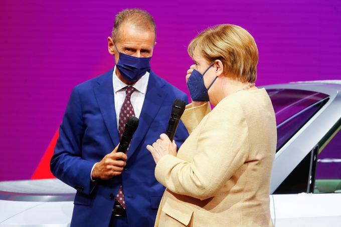 Angela Merkel ob Herbertu Diessu, predsedniku koncerna Volkswagen. Vodilni evropski proizvajalec namerava leta 2035 v Evropi prodajati le še električne avtomobile.  | Foto: Reuters