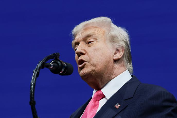 Trump v kritiki demokratskih pozivov vojakom k zavračanju ukazov omenil smrtno kazen