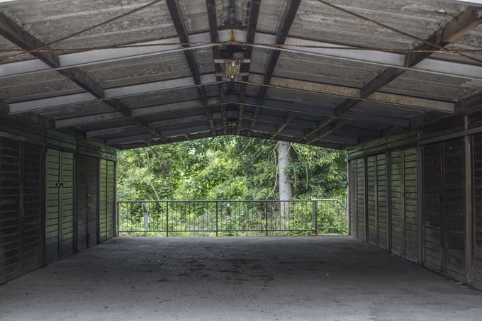 Prodajalec na največjem slovenskem nepremičninskem portalu želi za 11 kvadratnih metrov veliko garažo na Jamovi cesti iztržiti 6.500 evrov. | Foto: Matej Leskovšek
