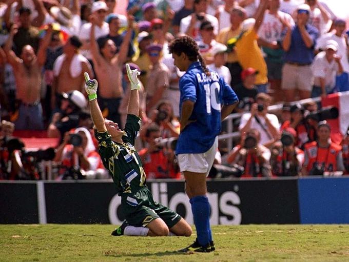 Italijan Roberto Baggio po tem, ko je zgrešil odločilni strel z enajstih metrov v finalu svetovnega prvenstva 1994 v ZDA, kjer so se 17. julija tistega leta svojega takrat četrtega naslova svetovnih prvakov veselili Brazilci. | Foto: Reuters