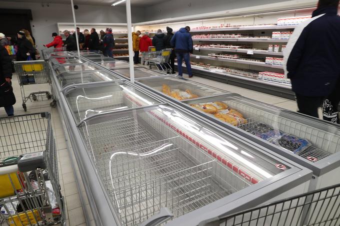 Kupci se pritožujejo, da je kakovost izdelkov v trgovinah Mere vse slabša. Mere ima težave zlasti pri ohlajeni in zamrznjeni hrani. | Foto: Guliverimage/Vladimir Fedorenko