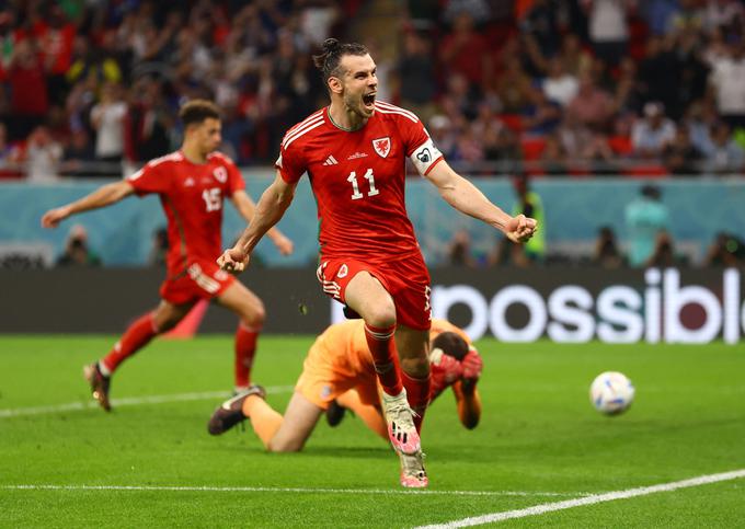 Gareth Bale je najprej izsilil 11-metrovko, nato pa uspešno izvedel najstrožjo kazen in Walesu priboril točko. | Foto: Reuters