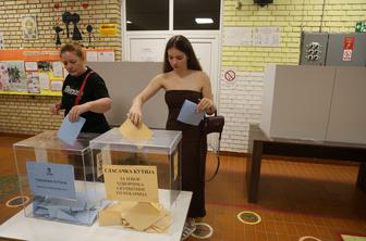 Srbska vladajoča stranka razglasila zmago na nedeljskih volitvah