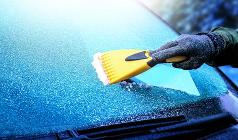 Hladno jutro: zaledenela stekla na avtomobilu presenetila voznike #animacija