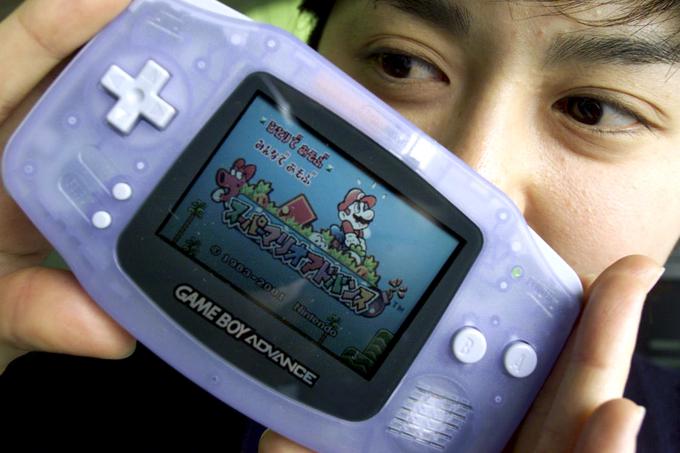 Game Boy je tlakoval pot poznejšemu uspehu konzol Game Boy Color in Advance (na fotografiji), Nintendo DS in 3DS ter Sonyjevega PSP. Prodaja ročnih igralnih konzol danes sicer pospešeno pada, saj vse več ljudi igra na pametnih telefonih. | Foto: 