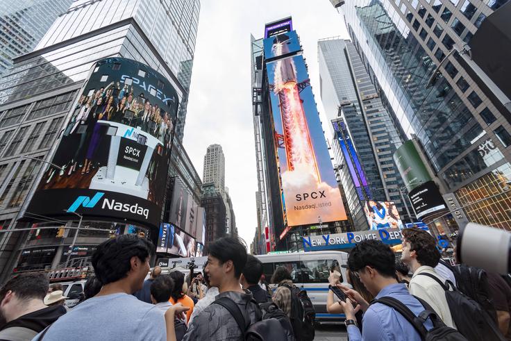 Javna prodaja Muskovega podjetja SpaceX je bila največja javna prodaja delnic v zgodovini. Z delnicami po ceni 135 dolarjev (116,4 evra) se je proizvajalec vesoljske in satelitske opreme povzpel na skupno tržno vrednost približno 1,77 bilijona dolarjev (1,53 bilijona evrov), s čimer je Musk, ki je imel pred tem po ocenah pod palcem 813 milijard dolarjev (701 milijarda evrov), postal dolarski bilijonar. | Foto: Guliverimage