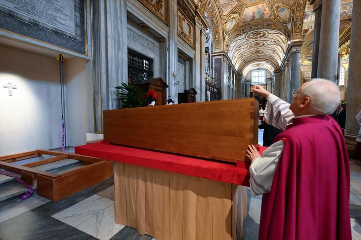 Krsta papeža Frančiška pred grobom v baziliki Marije Snežne | Foto: Reuters