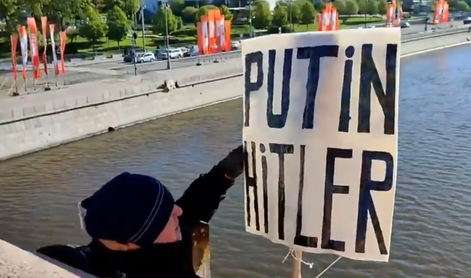 Incident v Moskvi: Razglasil "Putin je Hitler" in skočil v globino #video