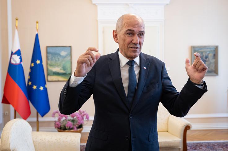 "Ta vlada ni nastala na podlagi mandata, ki bi prišel s strani predsednika oziroma predsednice, ampak na podlagi 48 podpisov poslancev," je opozoril Janša. | Foto: STA