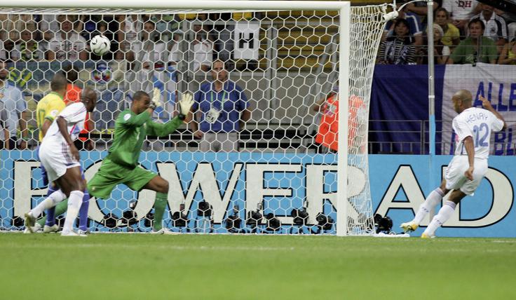 Francija, opogumljena z odlično predstavo proti Španiji (3:1), je v četrtfinalu izločila Brazilijo z 1:0. V 57. minuti je podaja Zinedina Zidana našla Thierryja Henryja, ta pa je odločil srečanje. Ritmi sambe so v Frankfurtu utihnili, od veselja pa so zakikirikali petelini. Brazilci so tako po štirih zaporednih zmagah naleteli na mino v četrtfinalu SP 2006. Ker so v četrtfinalu izpadli tudi Argentinci, je svet dočakal prvi evropski polfinale po 24 letih. | Foto: Guliverimage/Getty Images