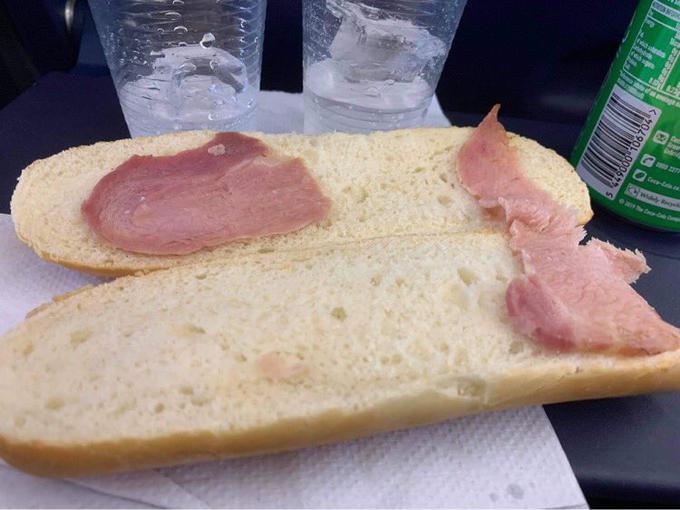 "Moja prijateljica @AimeeWoods21 je plačala 5,5 evra za tale 'sendvič s slanino' na Ryanairu danes. Skušam ugotoviti, če je vreden," je tvitnila pisateljica. | Foto: Twitter/Daily Loud