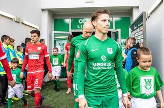 Navijači Olimpije jezni na Mandarića, Aluminij na sodnika #video