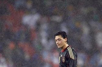 Özil: Ostal bom v Bremnu