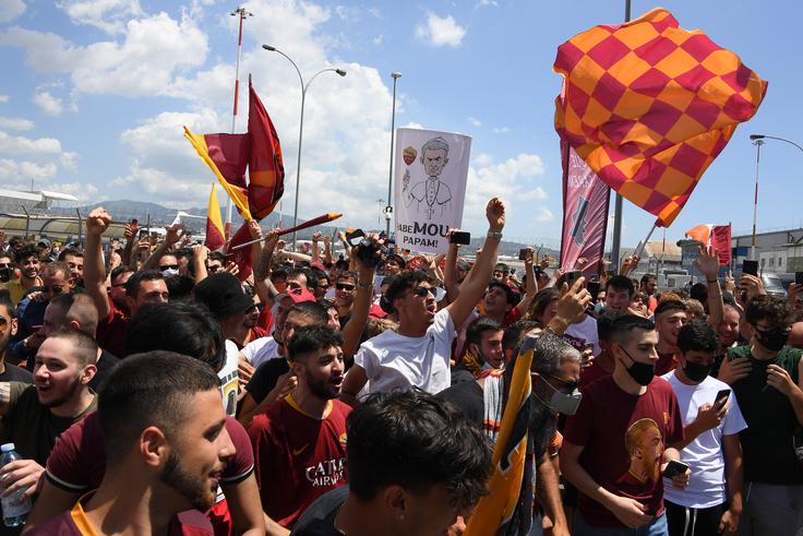 V Francijo je odpotovalo veliko navijačev Rome. | Foto: Reuters
