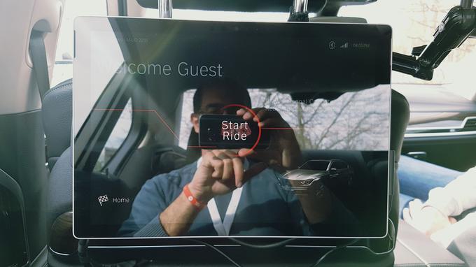 Namesto volanskega obroča ima potnik na voljo digitalni zaslon na dotik, s katerim začne in ustavi premike, potrobi in podobno. | Foto: Gregor Pavšič