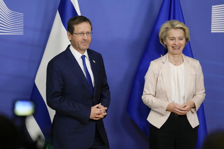 Von der Leynova je tarča kritik postala tudi zaradi svoje podpore Izraelu v času vojne v Gazi. Na fotografiji: von der Leynova in izraelski predsednik Jicak Hercog. | Foto: Guliverimage