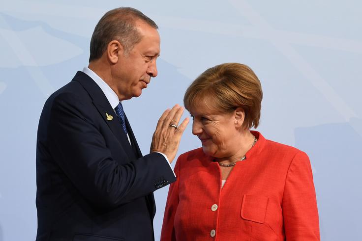 Evropa lahko po Grošljevih besedah postane žrtev izsiljevanja s strani držav, ki predstavljajo branik pred migracijami. Na fotografiji turški predsednik Recep Tayyip Erdogan in nemška kanclerka Angela Merkel. | Foto: Reuters