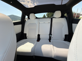 Tesla model Y 7 sedežev