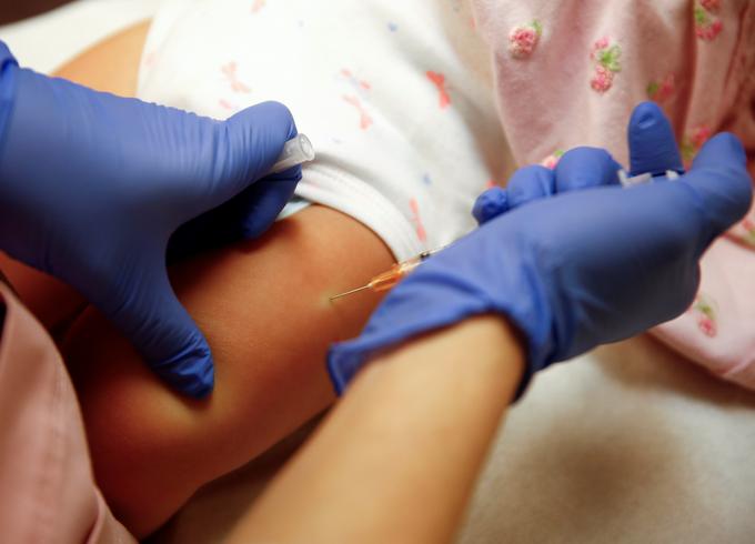 Lokalne oblasti kot enega od ukrepov za zajezitev epidemije priporočajo tudi cepljenje. | Foto: Reuters
