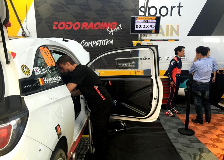Hyundai skrbi tudi za svoj južnokorejski dirkaški podmladek. Chewon Lim je do zdaj vozil formulo 3, zdaj pa ga želi Hyundai usmeriti v reli. V Belgiji je vozil svoj drugi reli v karieri. Tokrat še za volanom opel adama R2, že letos pa predvidoma tudi v precej bolj zmogljivem hyundaiu ... | Foto: 