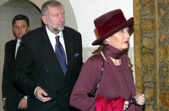 Rupel zahteva umik ovadbe in opravičilo