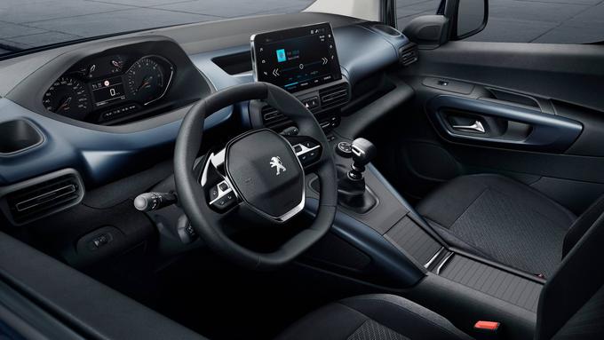 V notranjosti je največja novost prihod i-cockpita, osempalčne večopravilne enote in majhnega volana. | Foto: Peugeot