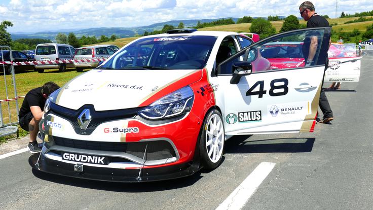 Čeprav je iz Velenja, Matej Grudnik kot zaposleni v Revozu na Gorjancih vozi na skoraj svoji domači dirki. Včeraj je bil z renault cliom prvi v razvrstitvi državnega prvenstva. | Foto: 