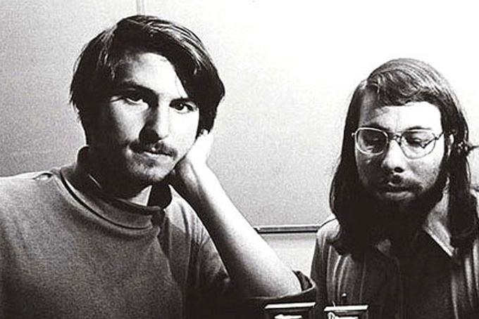 Steve Jobs (levo) in Steve Wozniak (desno) med sestavljanjem prvega Applovega računalnika, Appla I | Foto: Getty Images