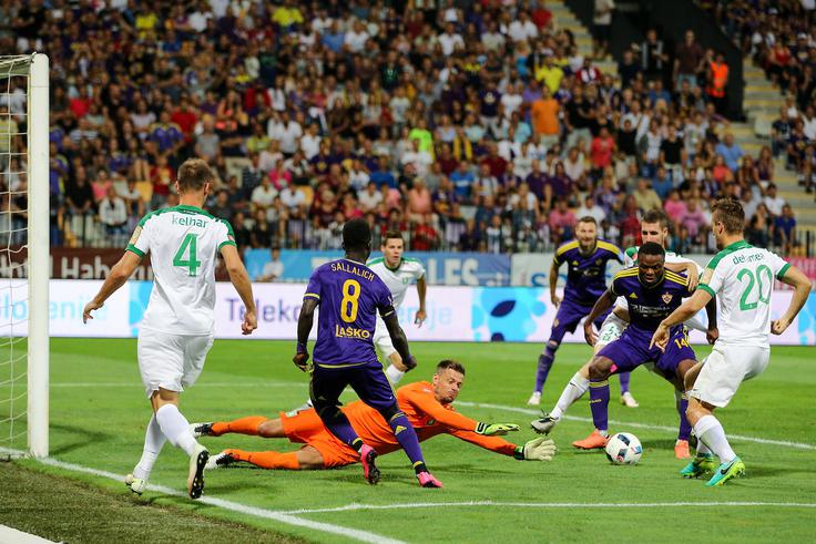 Sporni trenutek, ko so Mariborčani dosegli gol, sodnik pa ga je razveljavil. | Foto: Matic Klanšek Velej/Sportida