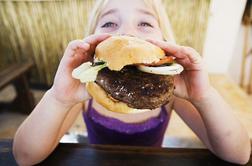 Kako pojesti hamburger in pri tem ostati čist? (video)