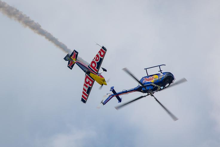 Le del programa zanimivih formacij zasedbe Flying Bulls. "Upam, da bomo letos predvsem leteli več kot lani," pravi Baumgartner. Lani letalskih šovov zanje sploh ni bilo. | Foto: Goran Krošelj