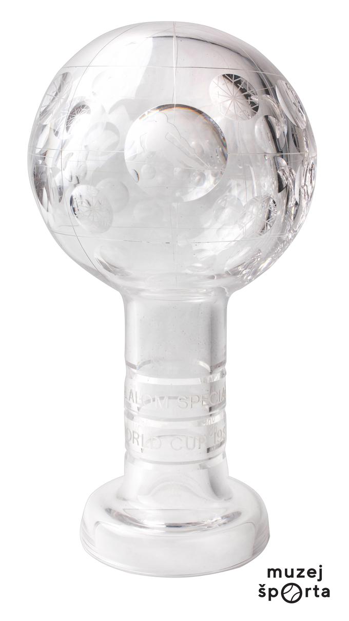 Mali kristalni globus, ki ga je Petrovič osvojil kot najboljši slalomist v sezoni 1985/86. | Foto: foto Franci Virant, hrani Muzej športa