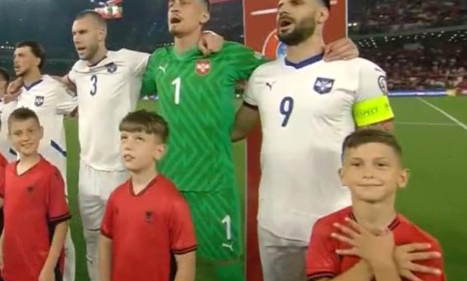 V Tirani je bilo vroče, albanski otroci ob predvajanju srbske himne kazali orla