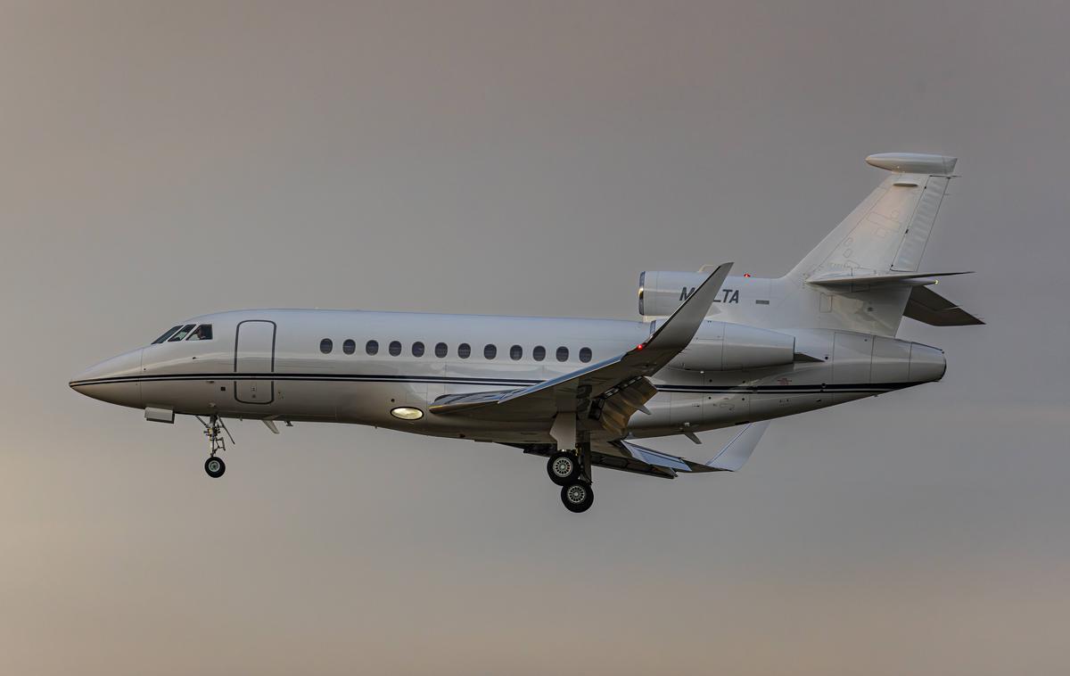 Dassault Falcon 900LX | "Za vsako posamezno naročilo bo kabinet predsednika vlade vsakokrat izvedel tako imenovano odpiranje konkurence med vsemi izvajalci, s katerimi bo imel sklenjene okvirne sporazume, in sicer elektronsko preko sistema e-JN. Vsak posamezen najem bo oddan izvajalcu, ki bo predložil najnižjo skupno ponudbeno ceno," napovedujejo v premierjevem kabinetu. Fotografija je simbolična. | Foto Guliverimage