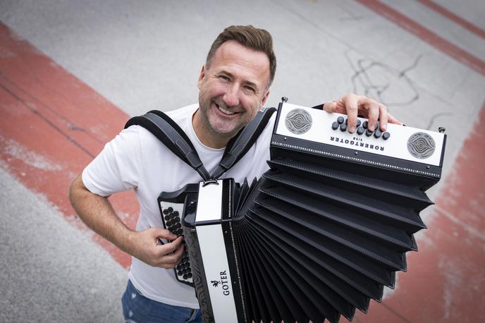 Robert Goter | "Pri meni je bilo vse precej spontano. Nikoli ni šlo za zavestno odločitev, ampak se je vse zgodilo samo od sebe," o začetkih igranja na harmoniko pove Robert Goter. | Foto Bojan Puhek