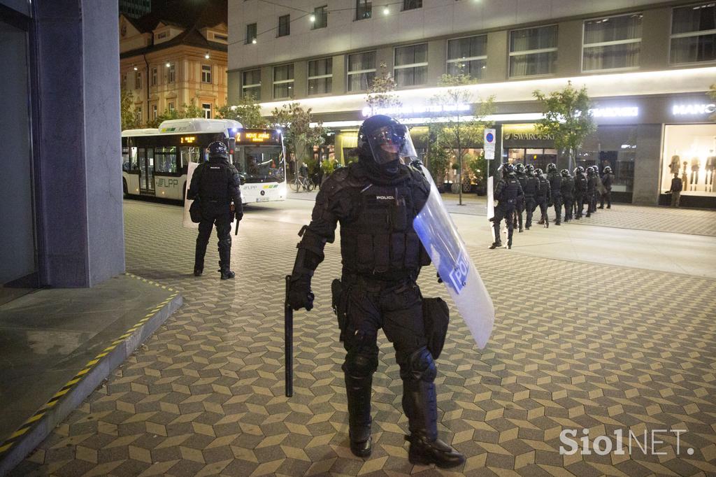 Nasilni protesti v Ljubljani, 5. november 2020. Ivan Gale vodni top