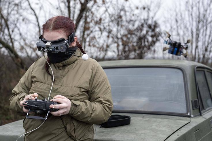 Operater drona na sodobnem bojišču: hitrost odločanja in podatkovna premoč sta pogosto pomembnejši od oklepa. | Foto: Guliverimage