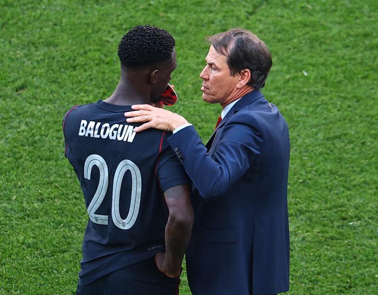 "Pomiloščeni" Američan Folarin Balogun in belgijski selektor Rudi Garcia v pogovoru po srečanju v Seattlu | Foto: Reuters