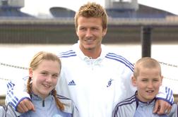 Neverjetno naključje na fotografiji iz leta 2005: danes znani osebnosti v družbi Davida Beckhama