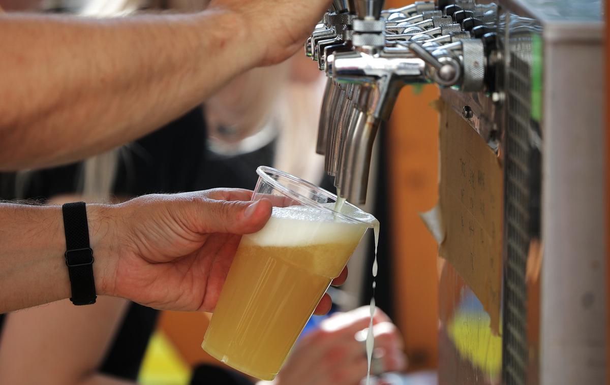 pivo, veselica | Če se bo zvišanje trošarin preneslo v končno ceno piva, se bo maloprodajna cena za pollitrski vrček piva po izračunih ministrstva zvišala za 2,6 centa. Za male pivovarje so podražitev izračunali v višini 1,3 centa. | Foto STA