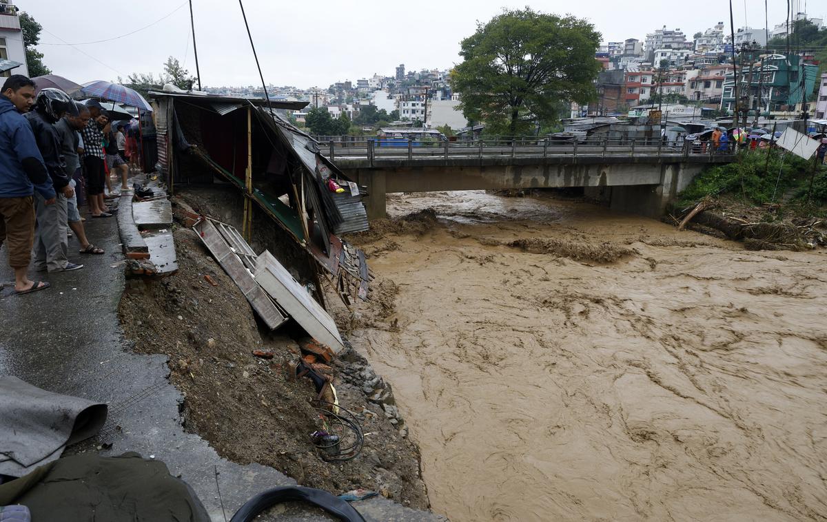 Nepal | Monsunska sezona v južni Aziji običajno traja od junija do septembra, v njej pa vsako leto umre na stotine ljudi in živali.  | Foto Guliverimage