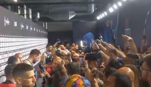 Zaradi Dončića izredno stanje v mešani coni #video